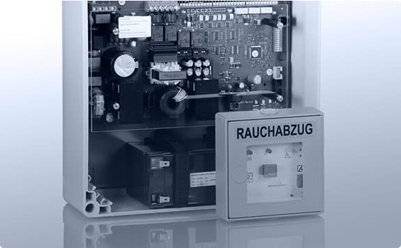 Schaltkasten und Notfalltaster einer Racu-Wärme-Abzugsanlage